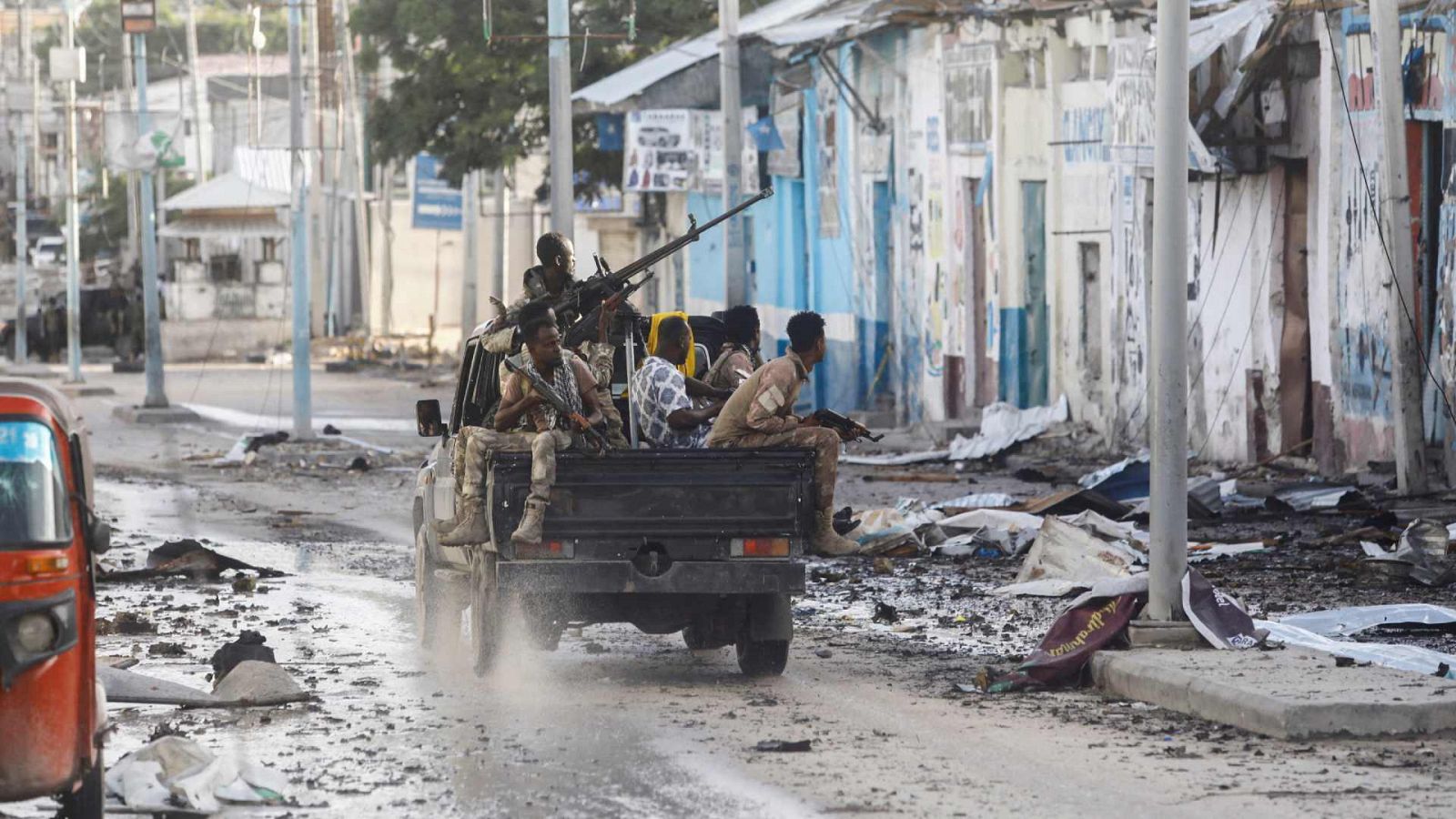 Oficiales de seguridad somalíes cerca del escenario de uno de los ataques del grupo Al Shabaab.