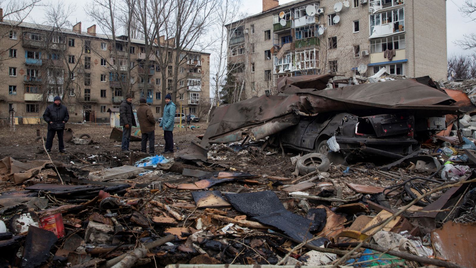 Residentes locales frente a un edificio bombardeado en Kostiantynivka, Donetsk