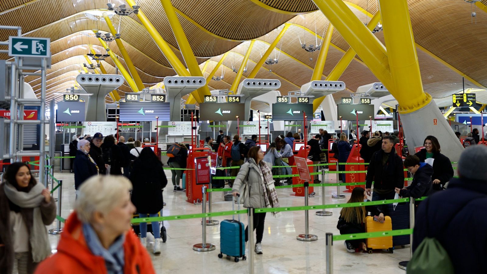 Varias personas hacen cola para facturar en el aeropuerto de Madrid-Barajas