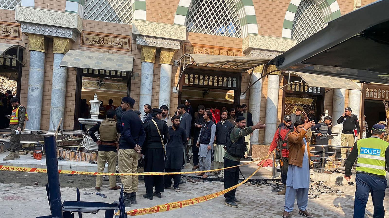 Exterior de la mezquita donde se ha producido el atentado en Peshawar, Pakistán. Foto: Maaz ALI / AFP