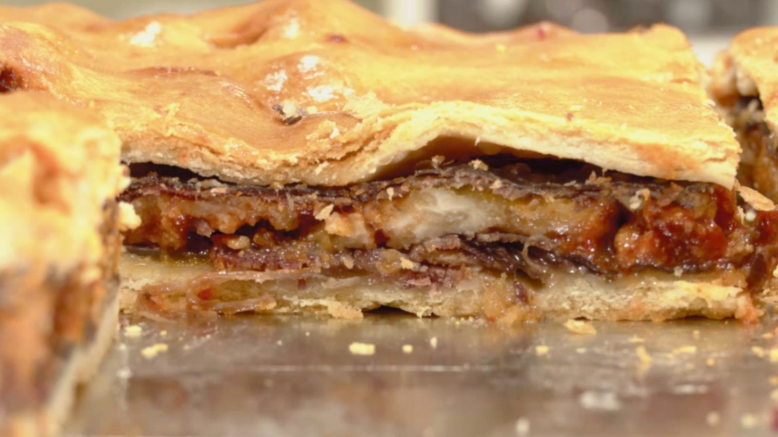 empanada de cecina, queso de cabra y pimientos caramelizados