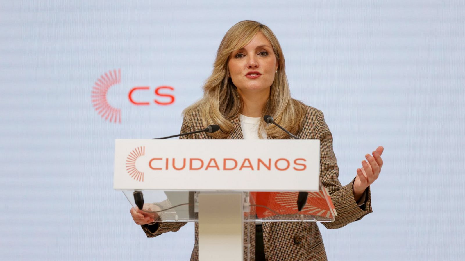 La portavoz de Ciudadanos, Patricia Guasp, habla en el atril durante la rueda de prensa