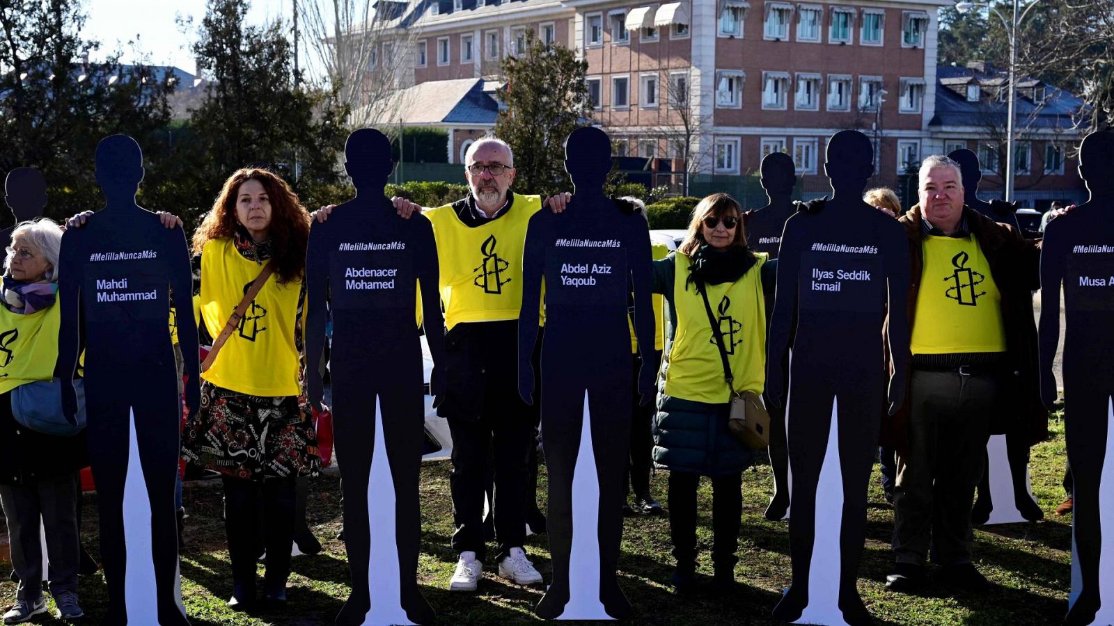 Miembros de Amnistía Internacional durante la acción llevada a cabo ante el Palacio de la Moncloa para pedir el fin de la plítica de impunidad en las fronteras de Ceuta y Melilla