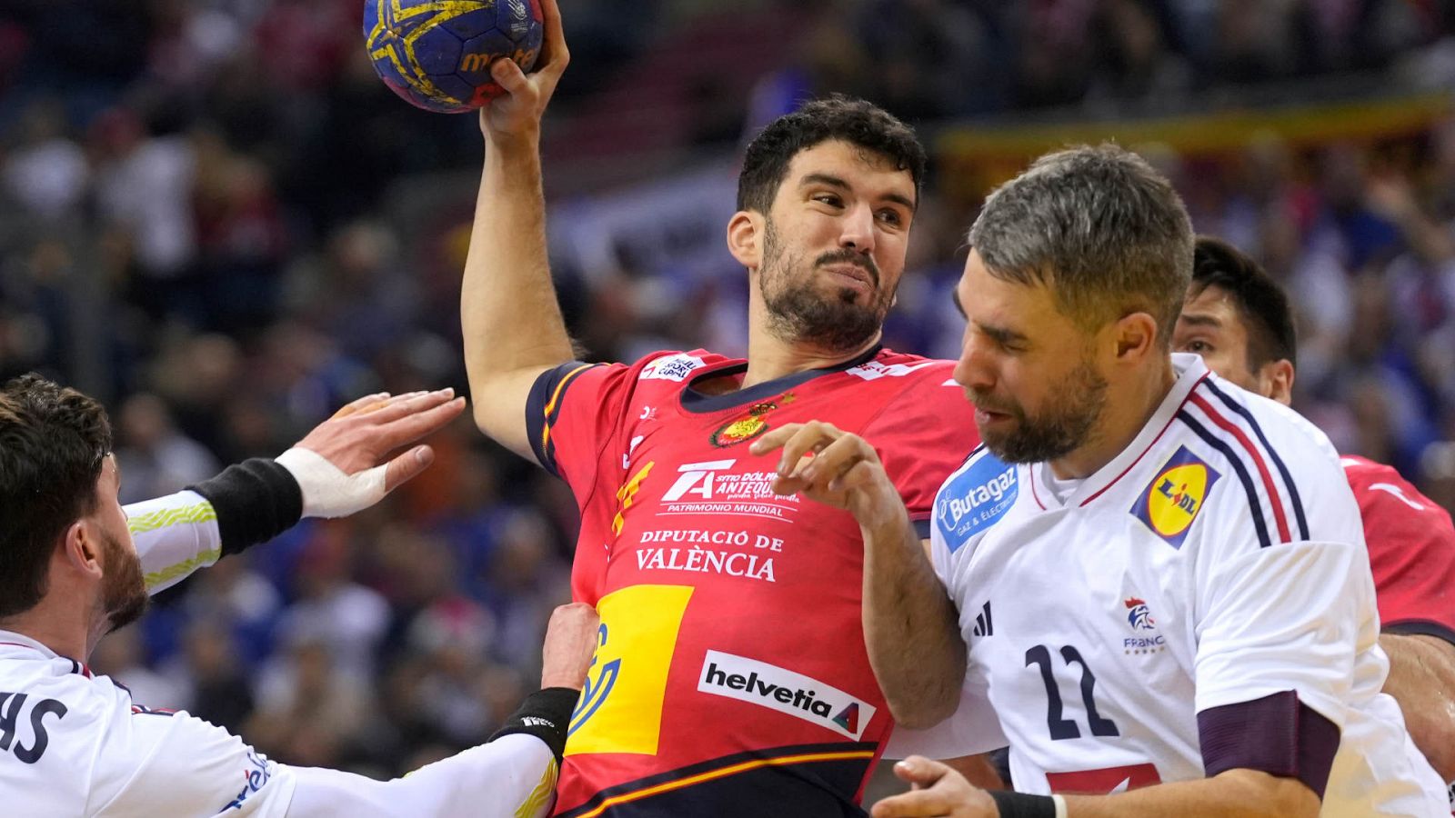 Pol Valera (centro), defendido por jugadores de Francia en el Mundial de balonmano