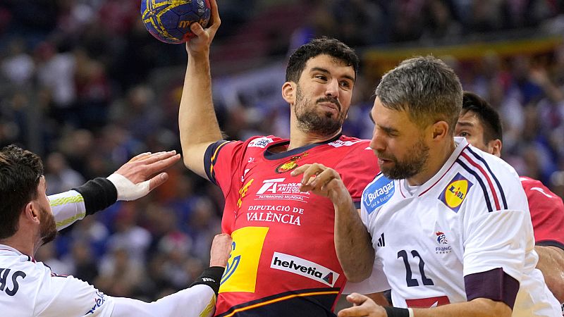 Pol Valera (centro), defendido por jugadores de Francia en el Mundial de balonmano