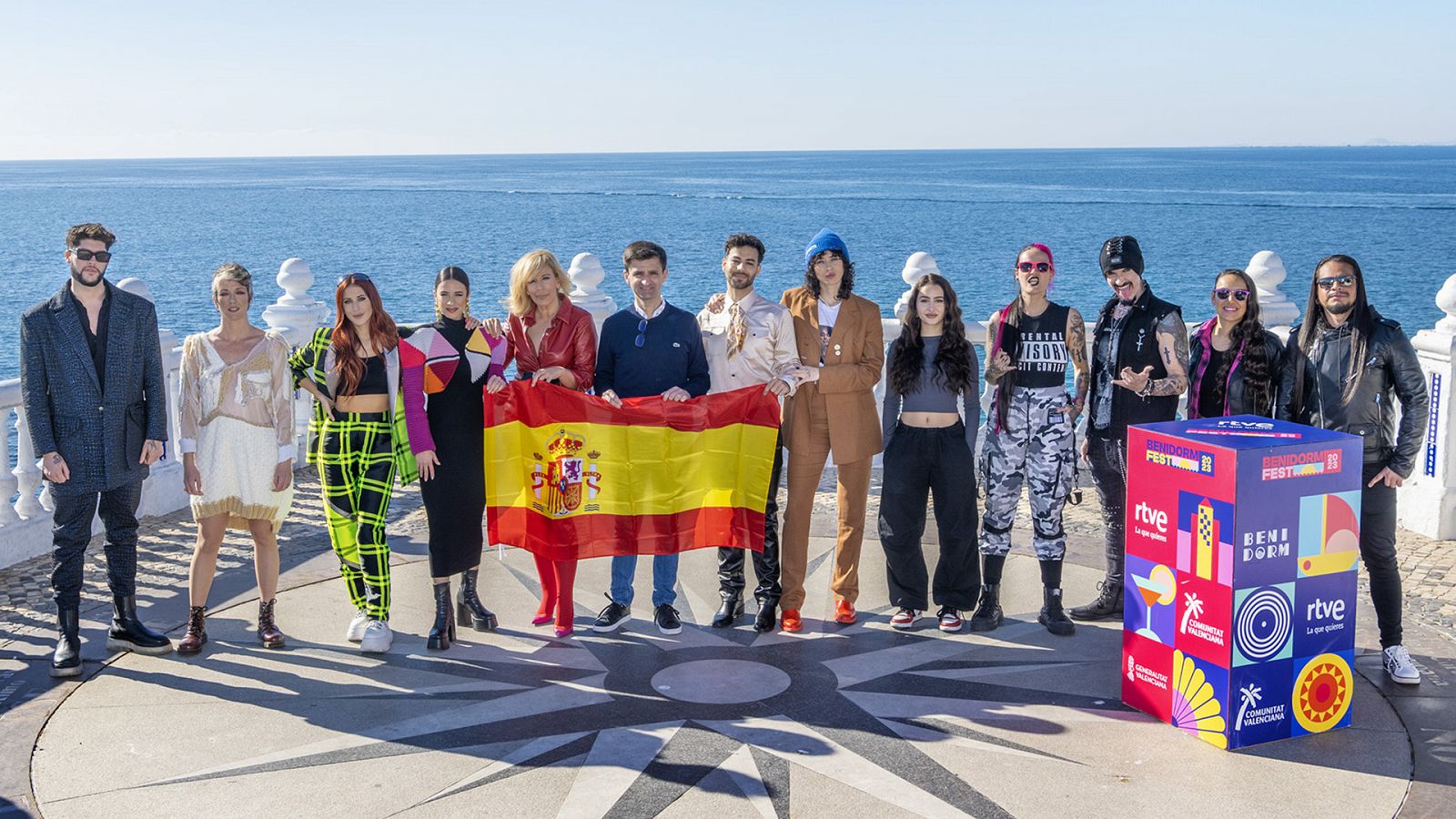 María Eizaguirre y José Pablo López, con los finalistas