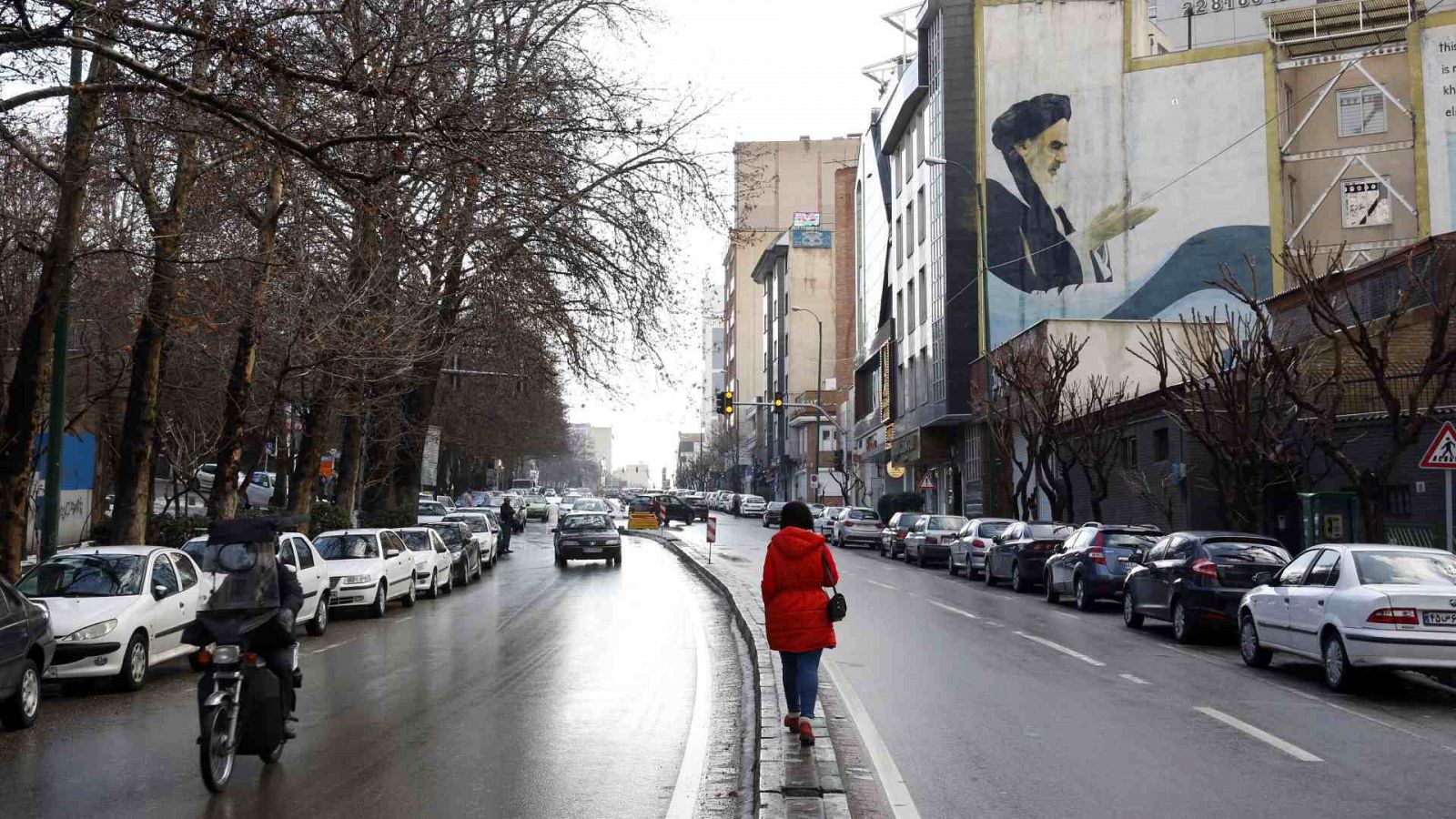 Una mujer camina por las calles de Teherán, Irán