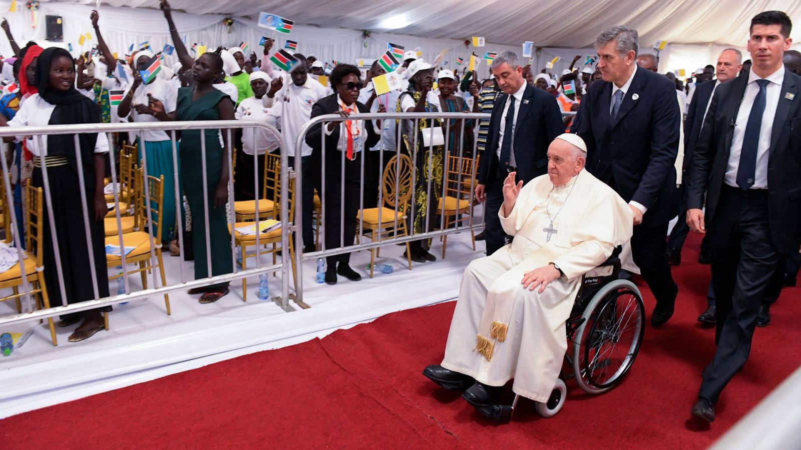 El papa llega a un encuentro con desplazados internos en el Freedom Hall de Yuba, capital de Sudán del Sur