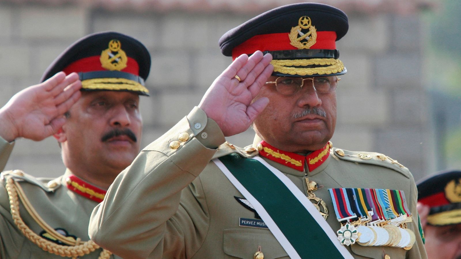 Pervez Musharraf, expresidente de Pakistán, realiza el saludo militar en una imagen de 2007.