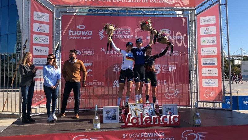 Floortje Mackaij, Liane Lippert y Nikola Noskova en el podio de la Volta a la Comunitat Valenciana