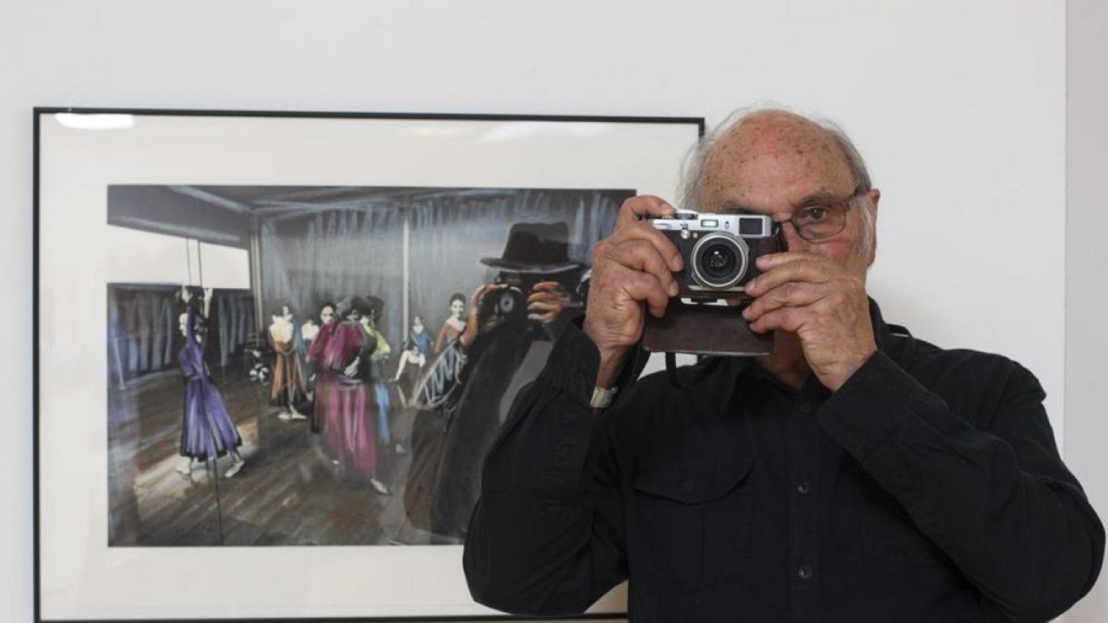 Carlos Saura presentando una exposición fotográfica en 2017