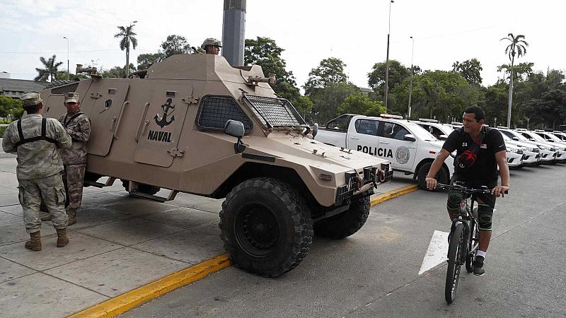 Militares y policías de Perú.