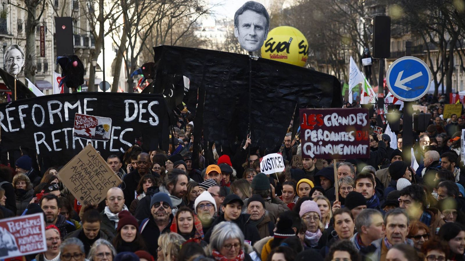 Miles de manifestantes en una manifestación contra la reforma gubernamental del sistema de pensiones, en París