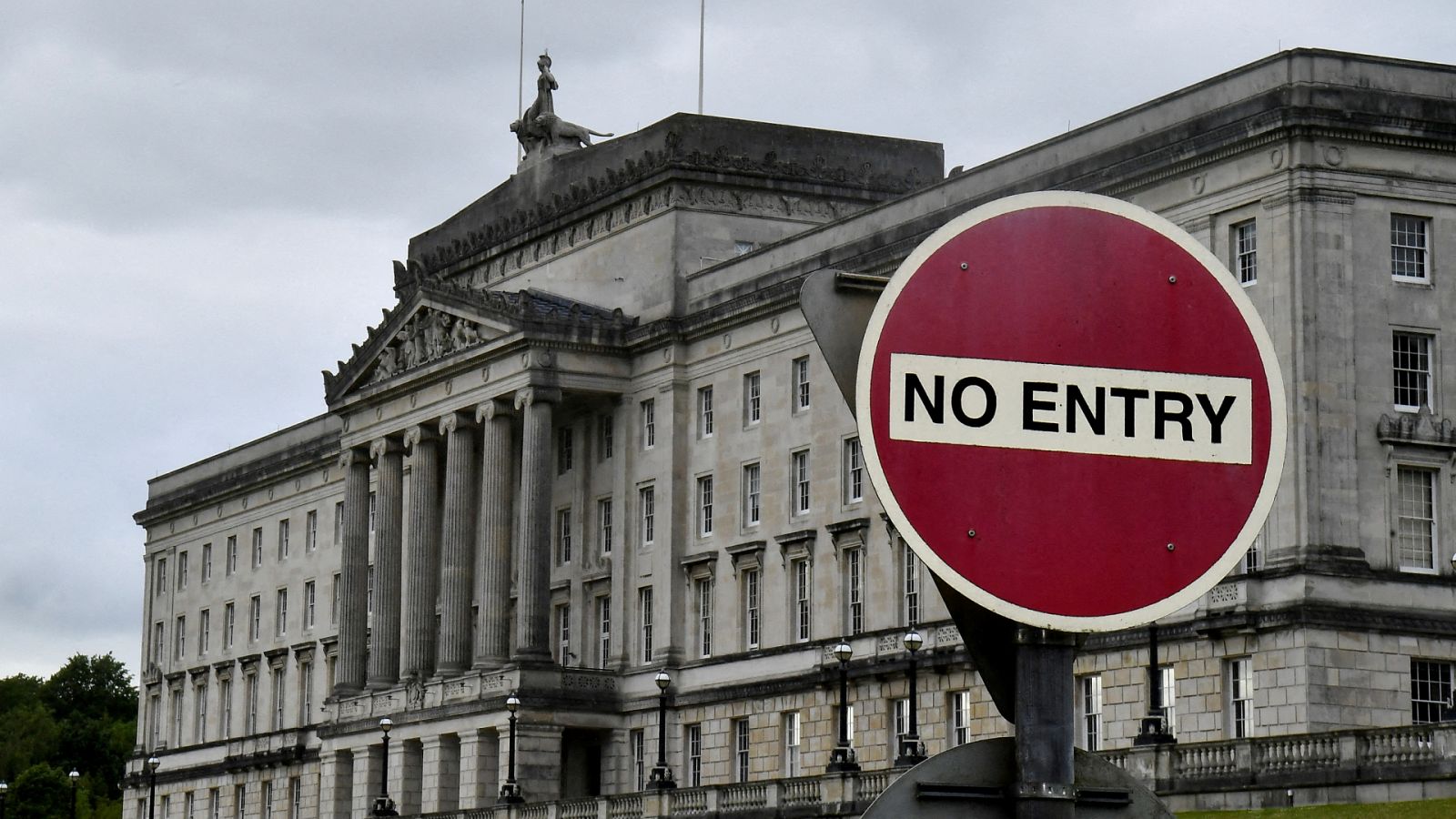 Señal ante el Parlamento norirlandés en Belfast