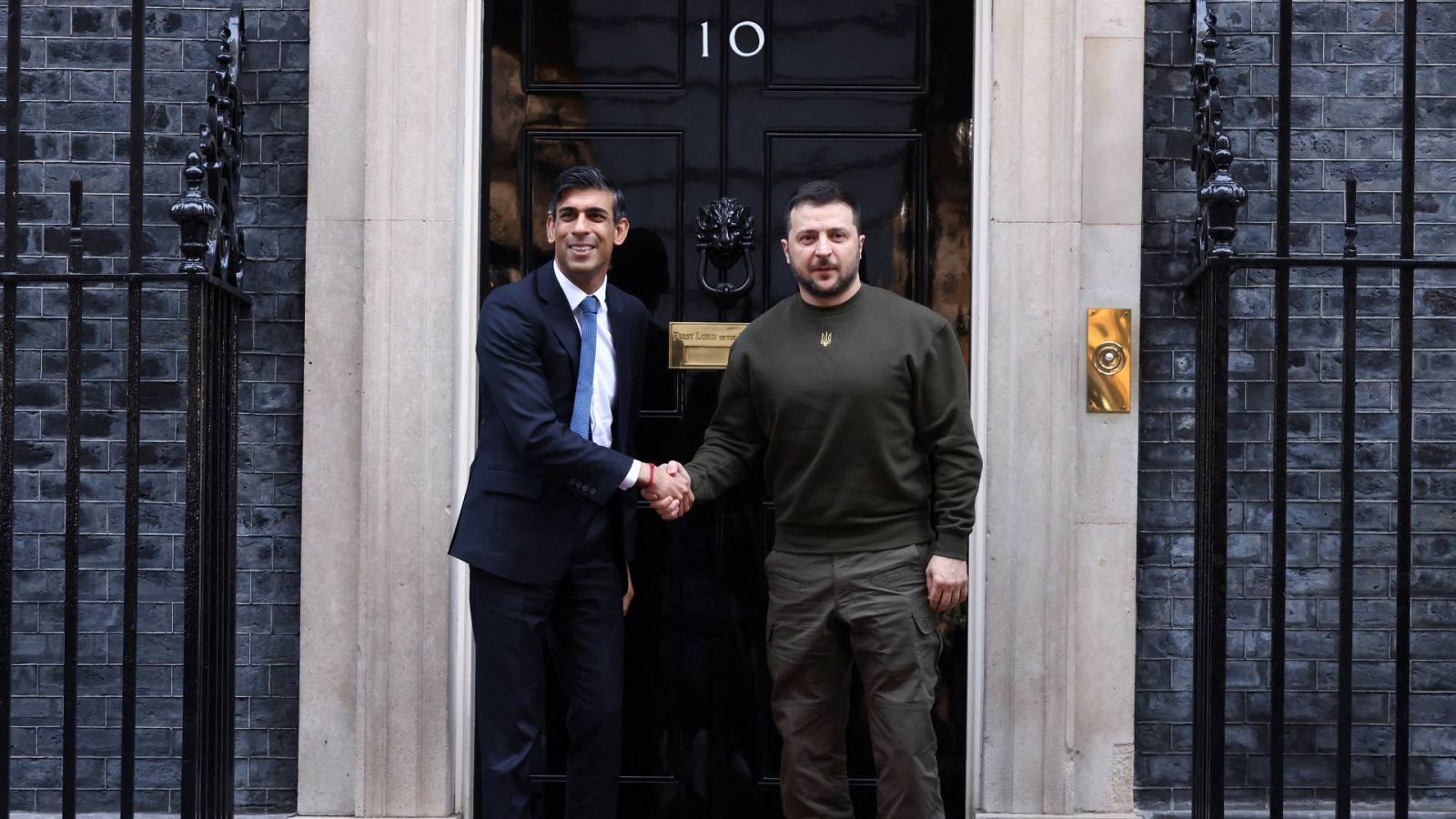  El presidente de Ucrania, Volodímir Zelenski, y el primer ministro británico, Rishi Sunak, se reúnen frente al número 10 de Downing Street en Londres