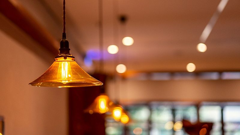 Unas lámparas encendidas