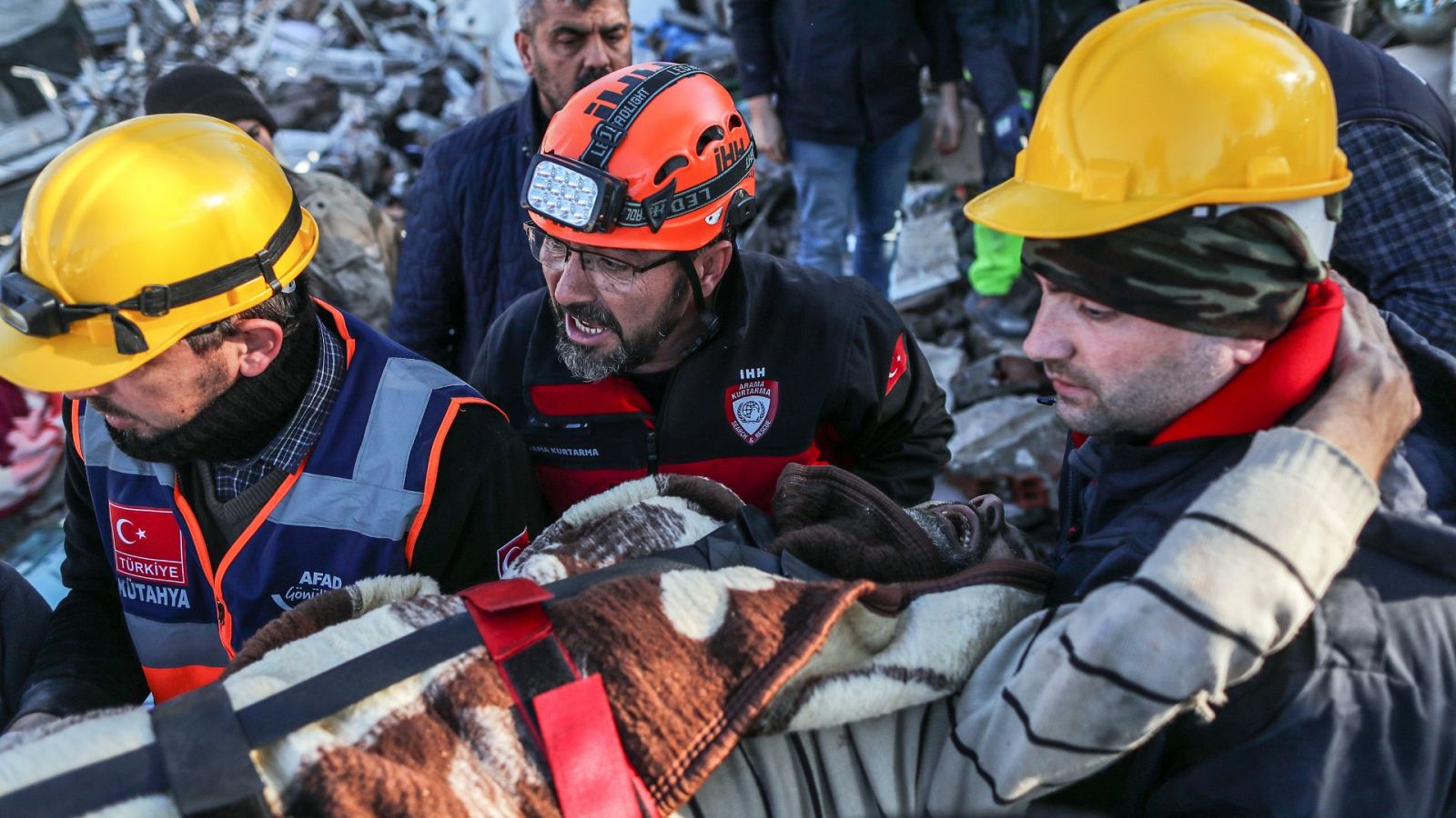 Tres rescatistas trabajan en Hatay, Turquía, tras el terremoto