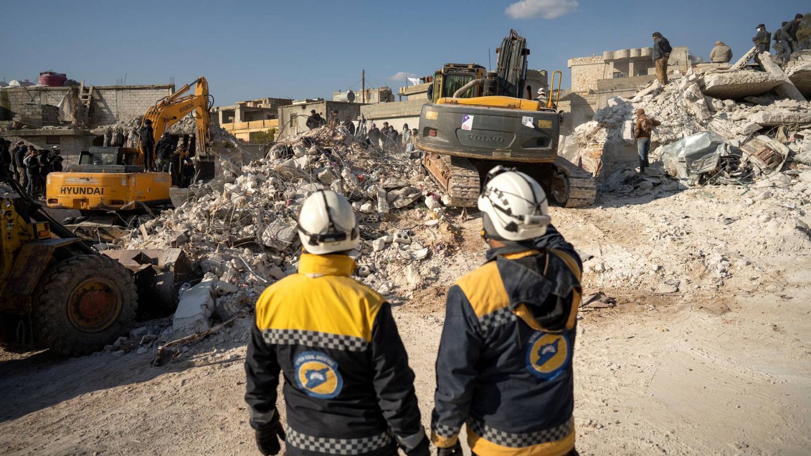 Rescatistas de los Cascos Blancos frente a un edificio derruido en Harim, en la provincia de Idleb, noroeste de Siria. Foto: EFE/EPA/KARAM AL-MASRI