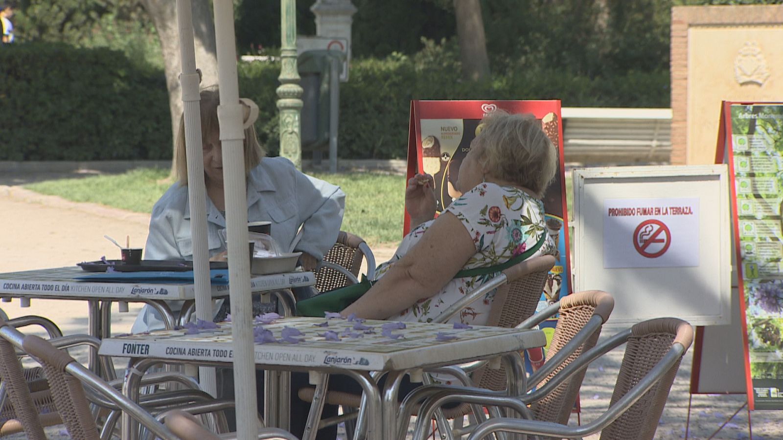 Personas fumando en terraza de restaurante