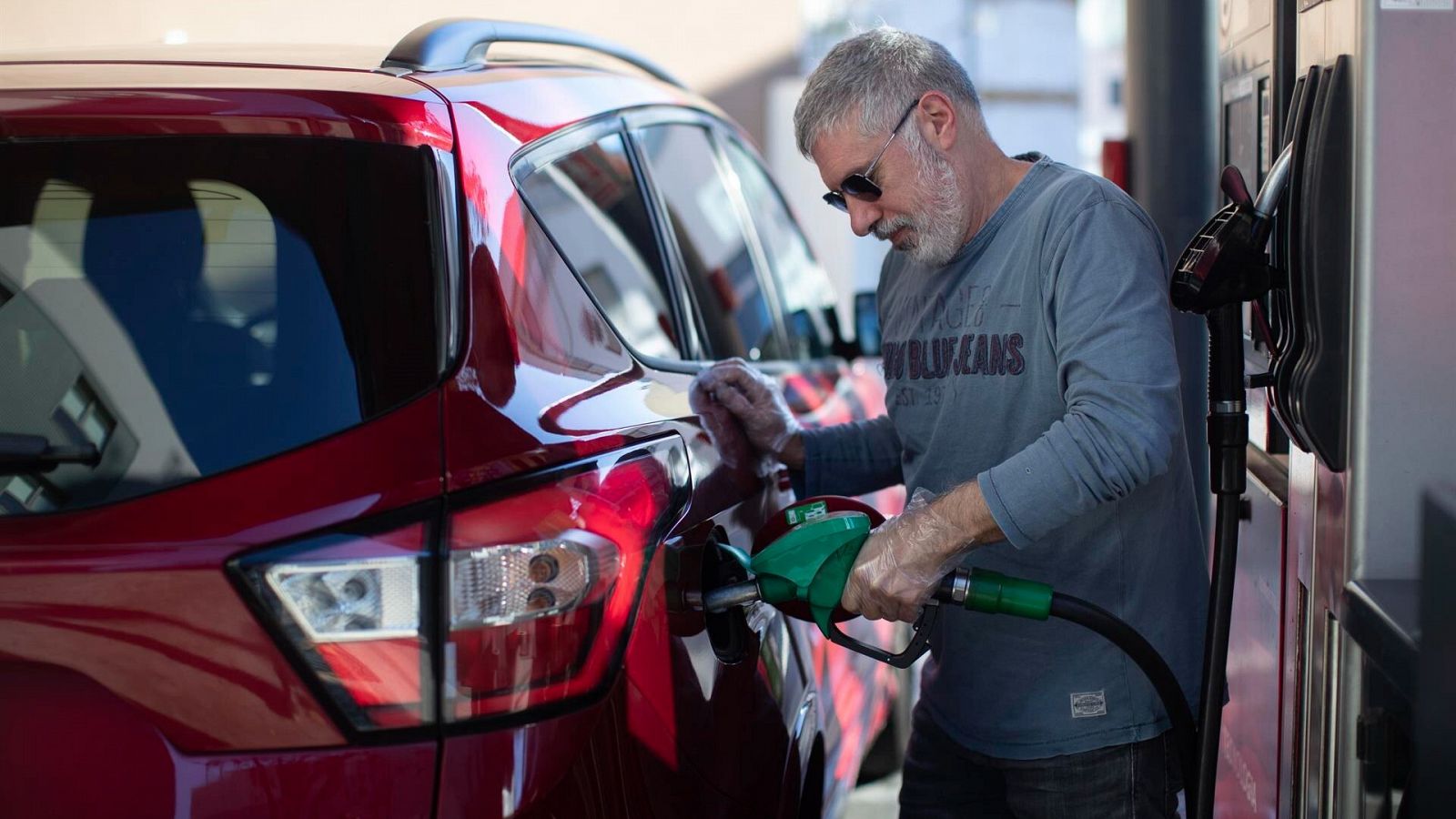 El precio de los carburantes baja y la gasolina rompe con cinco semanas al alza
