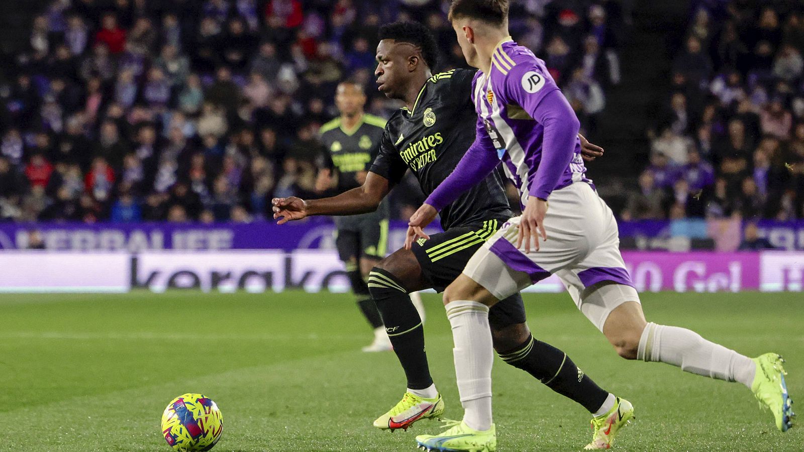 Iván Fresneda (d) pelea un balón con Vinicius Junior, del Real Madrid, durante el partido de Liga en el José Zorrilla