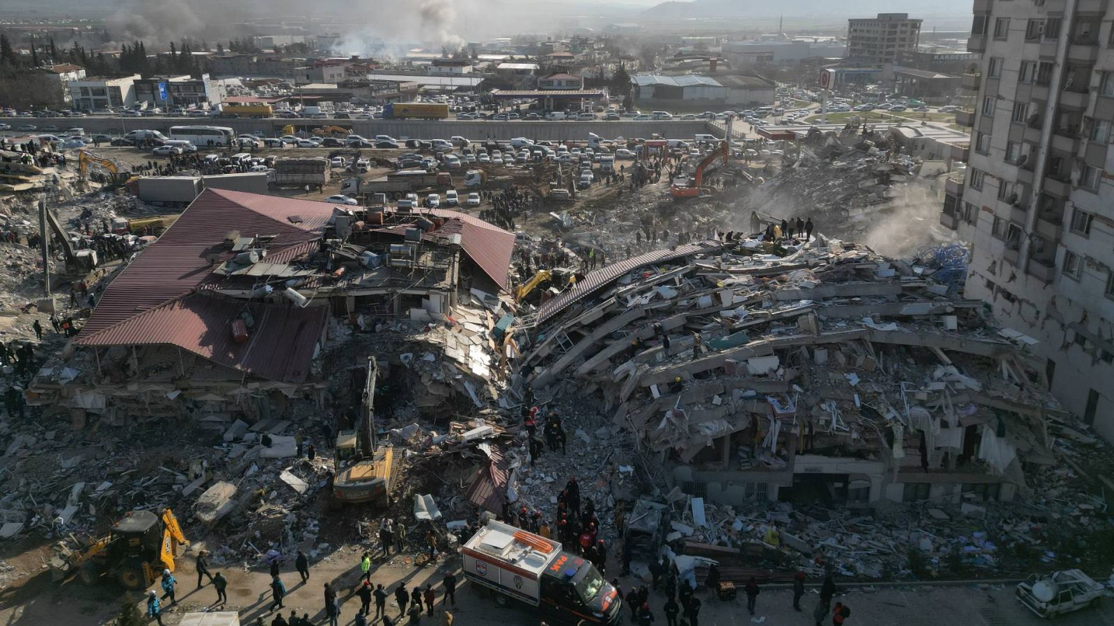 Una fotografía tomada con un dron muestra a los servicios de emergencia trabajando entre los escombros de los edificios derrumbados tras el fuerte terremoto en Kahramanmaras.