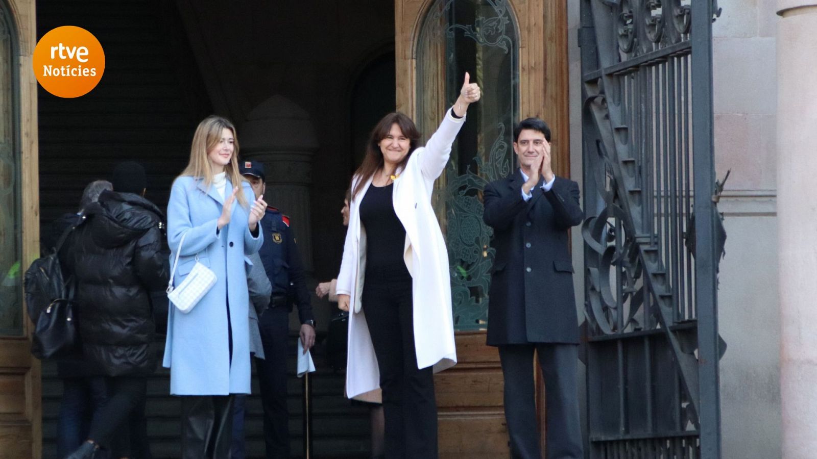 Laura Borràs saluda els concentrats a les portes del TSJC