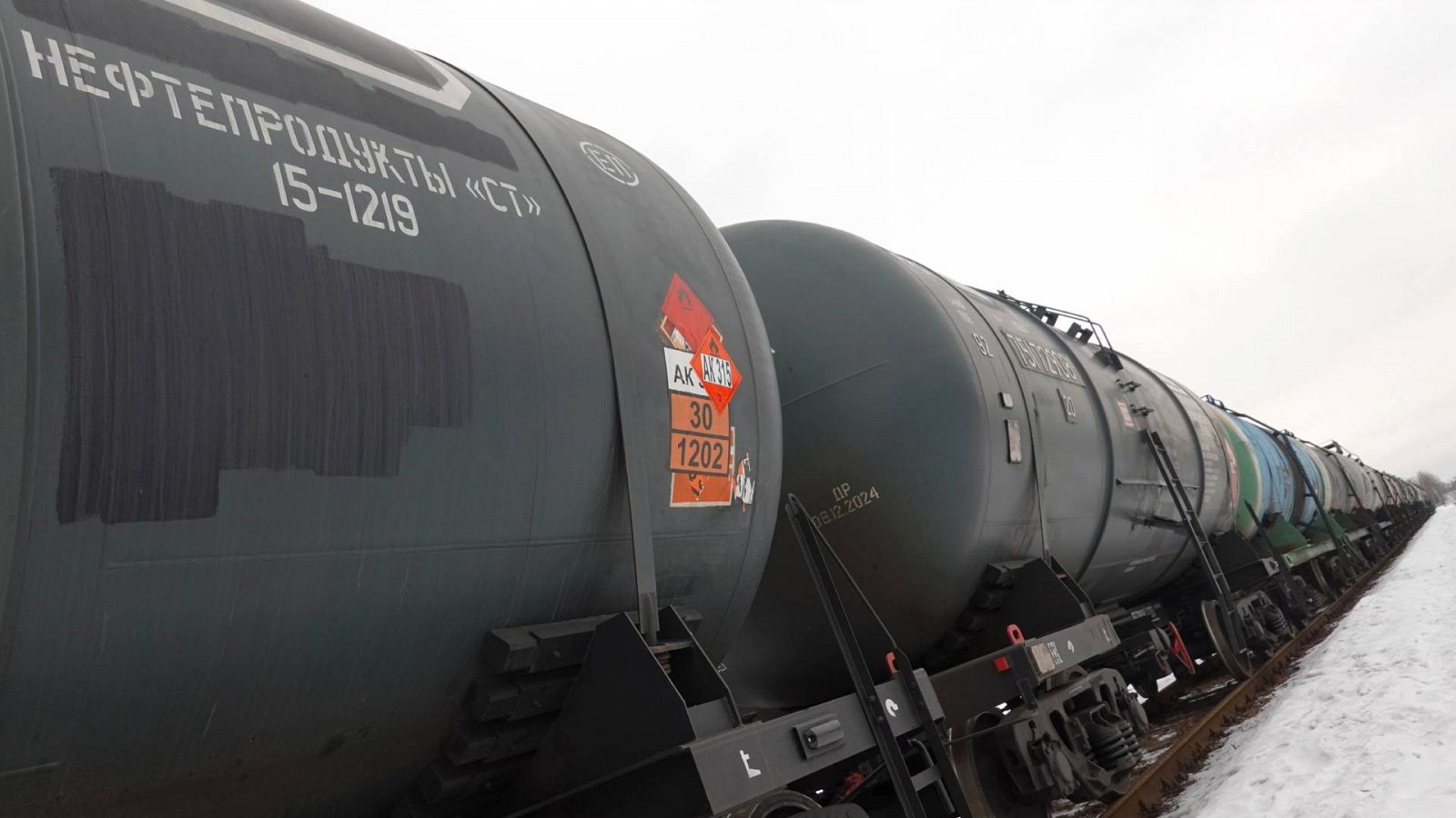 Camiones cisterna rusos trasportando petróleo
