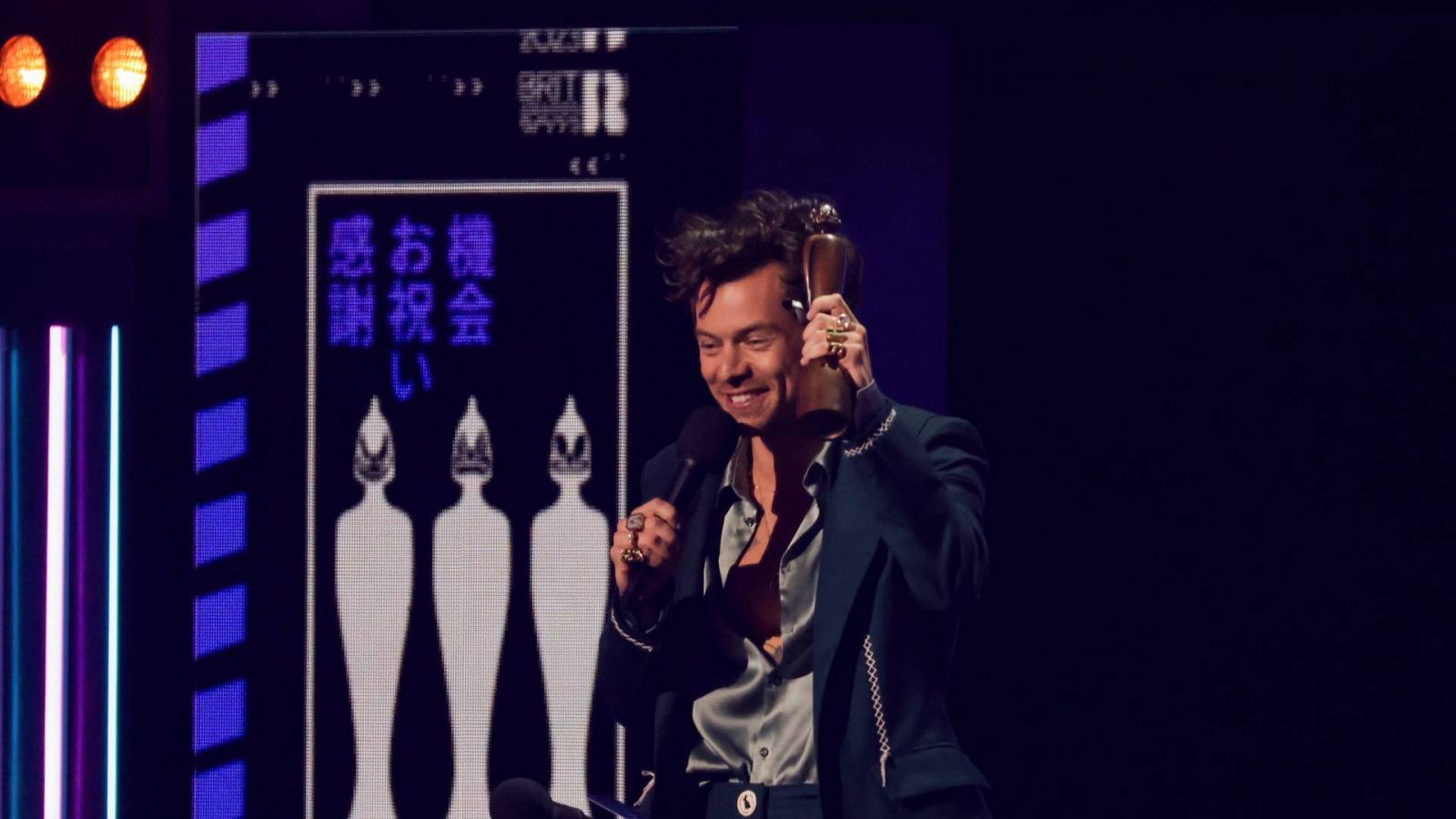 Una imagen del cantante Harry Styles tras ganar el premio Brit Awards a mejor álbum.