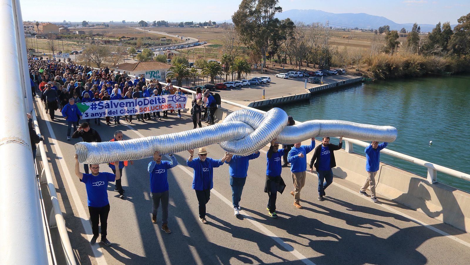 La columna de manifestants travessa el riu Ebre | ACN