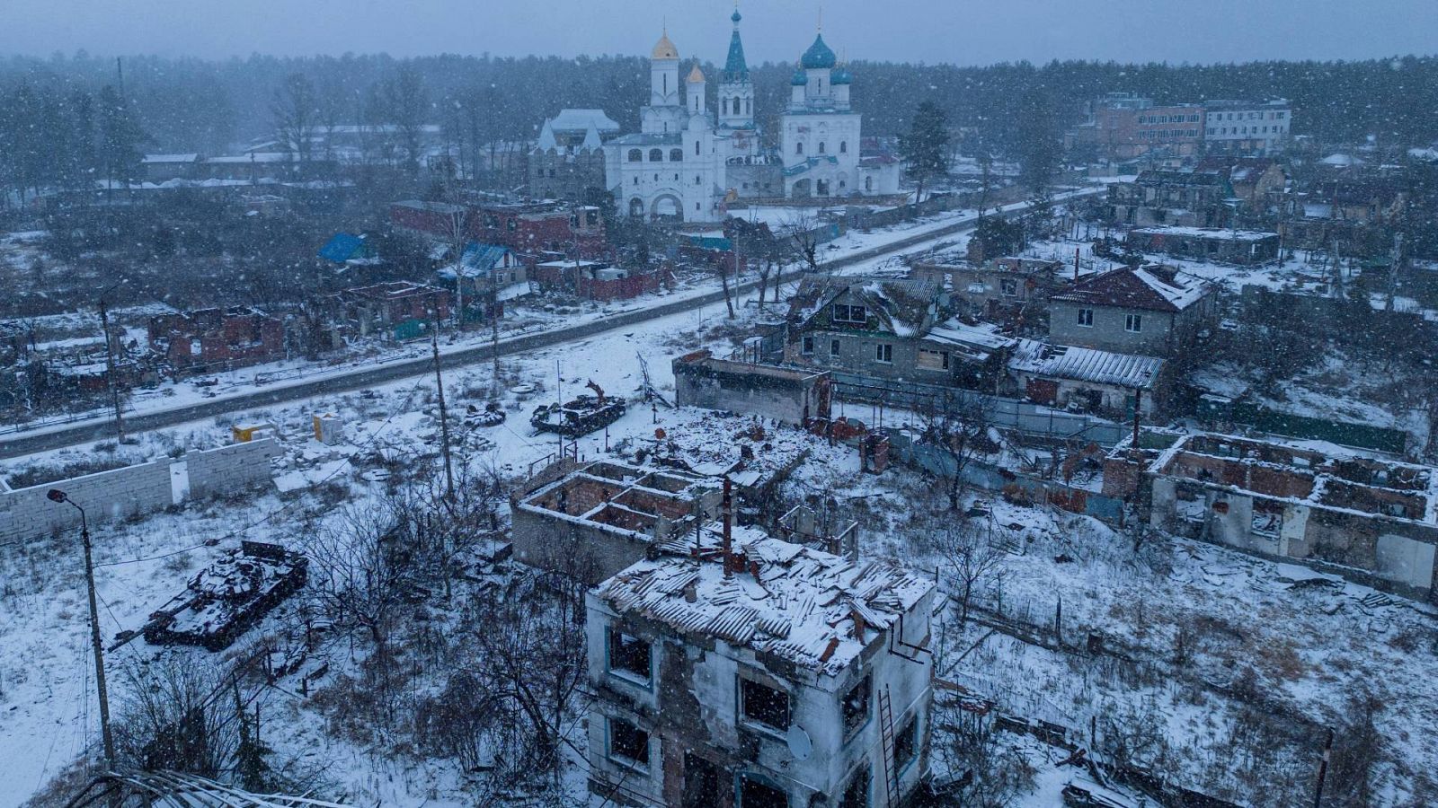 Tanques rusos destruidos en la ciudad ucraniana de Sviatohirsk