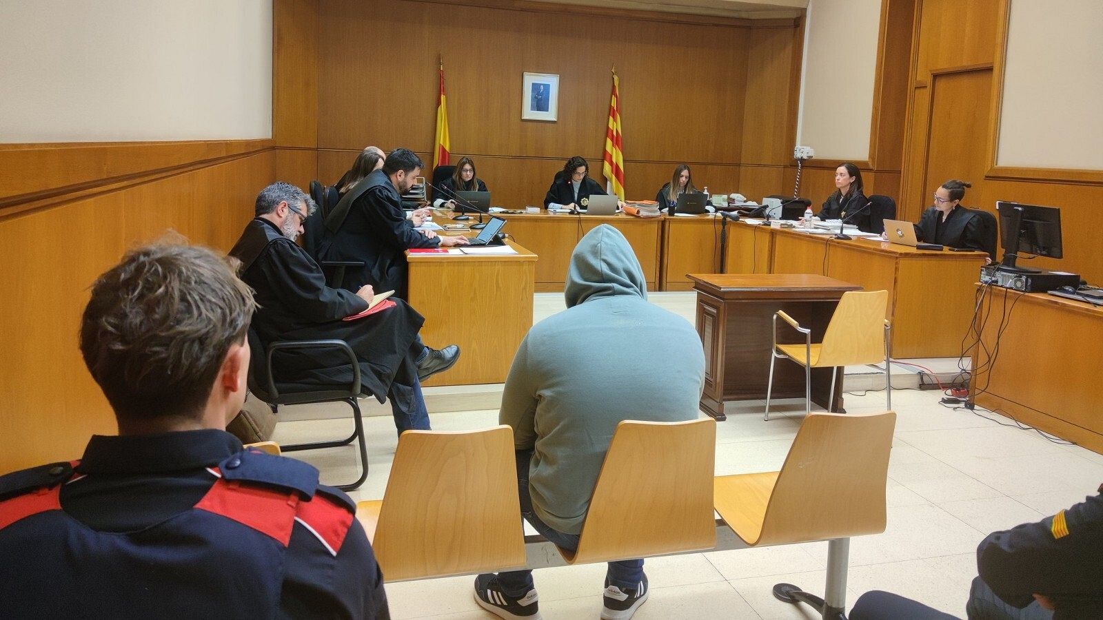 Judici a un home acusat de dues agressions sexuals consumades, dues intentades, lesions i amenaces.