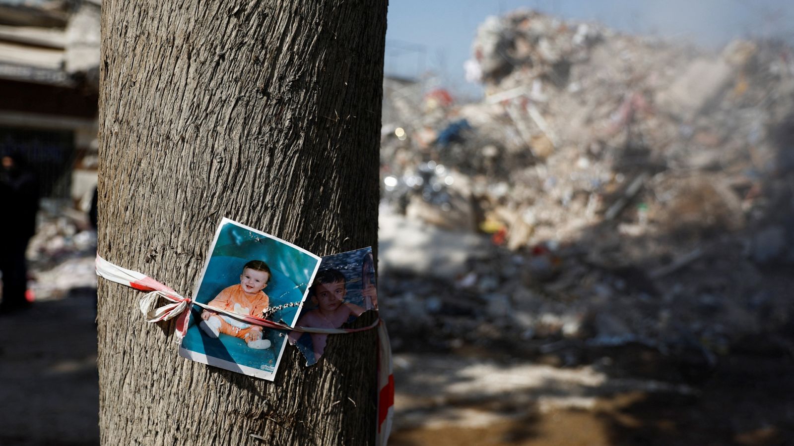 Fotografías de niños junto a las ruinas de un edificio derrumbado por el terremoto en Kahramanmaras, Turquía. REUTERS/Suhaib Salem