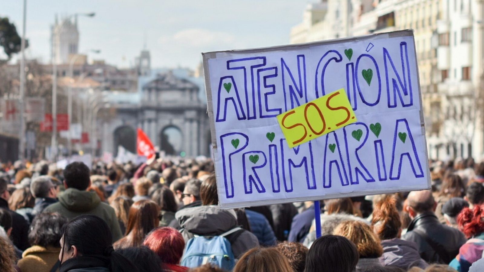 Una manifestante porta un cartel por la atención primaria en la manifestación este domingo