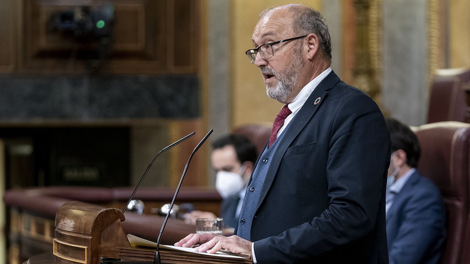 El diputado del PSOE, Juan Bernardo Fuentes, interviene en una sesión plenaria