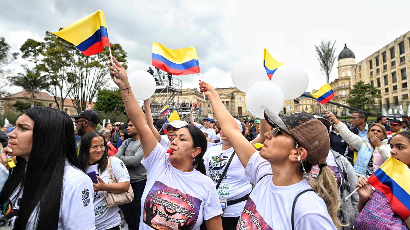 Simpatizantes del presidente colombiano Gustavo Petro en la marcha de apoyo a sus reformas.