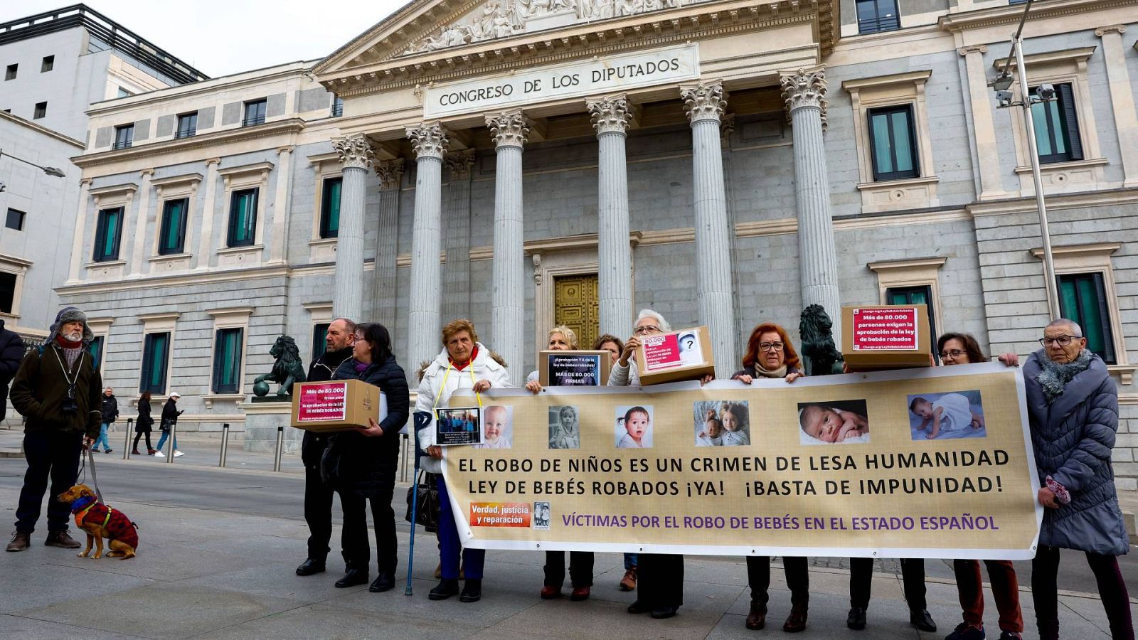 Entrega en el Congreso de más de 70.000 firmas pidiendo el desbloqueo de la tramitación de la ley de bebés robados