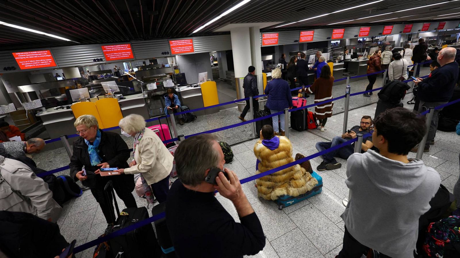 Los pasajeros esperan en el aeropuerto de Frankfurt, después de que sus vuelos hayan sido cancelados