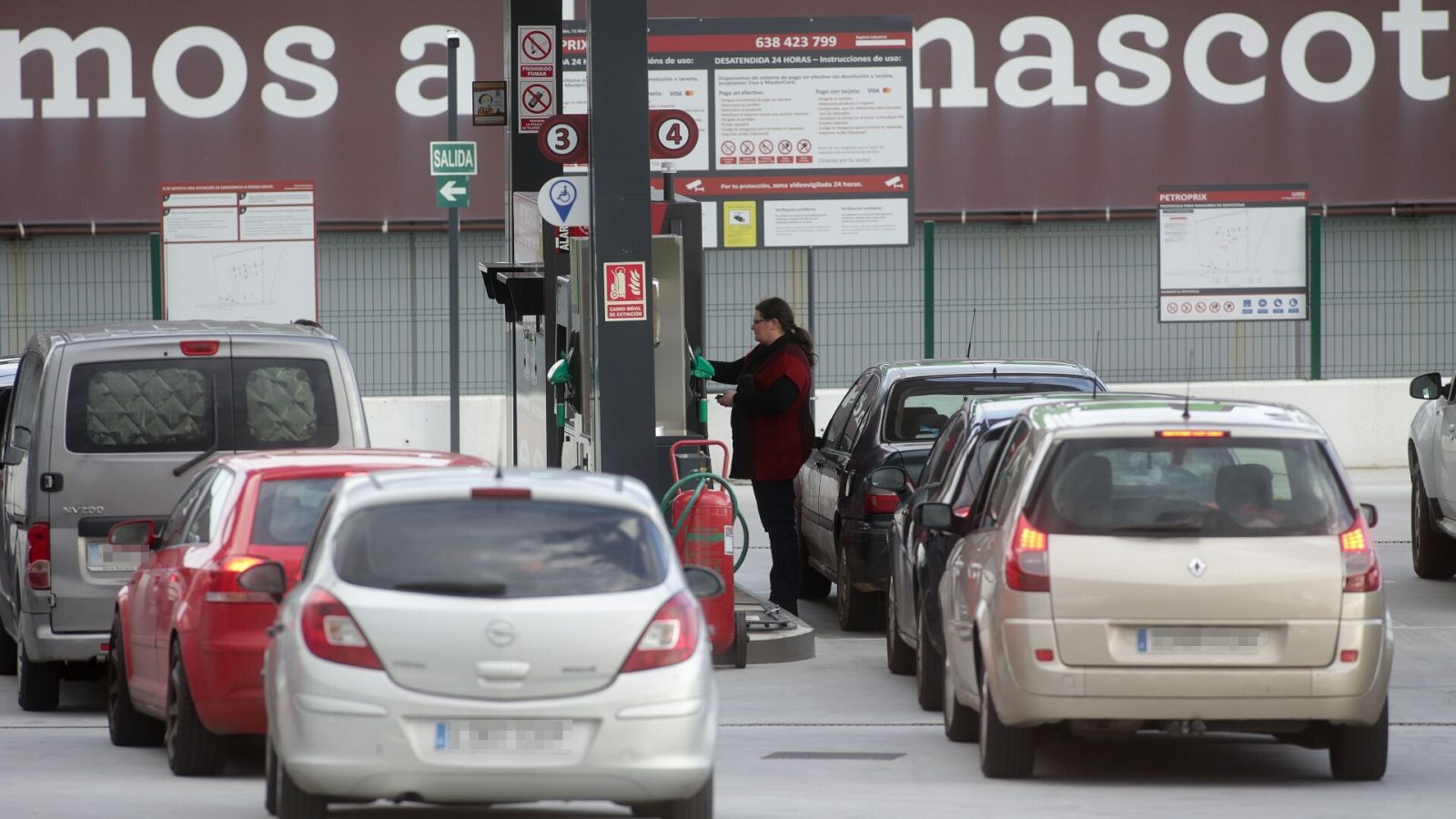 El precio de los carburantes sigue a la baja y el diésel vuelve a ser más barato que la gasolina por primera vez en seis meses