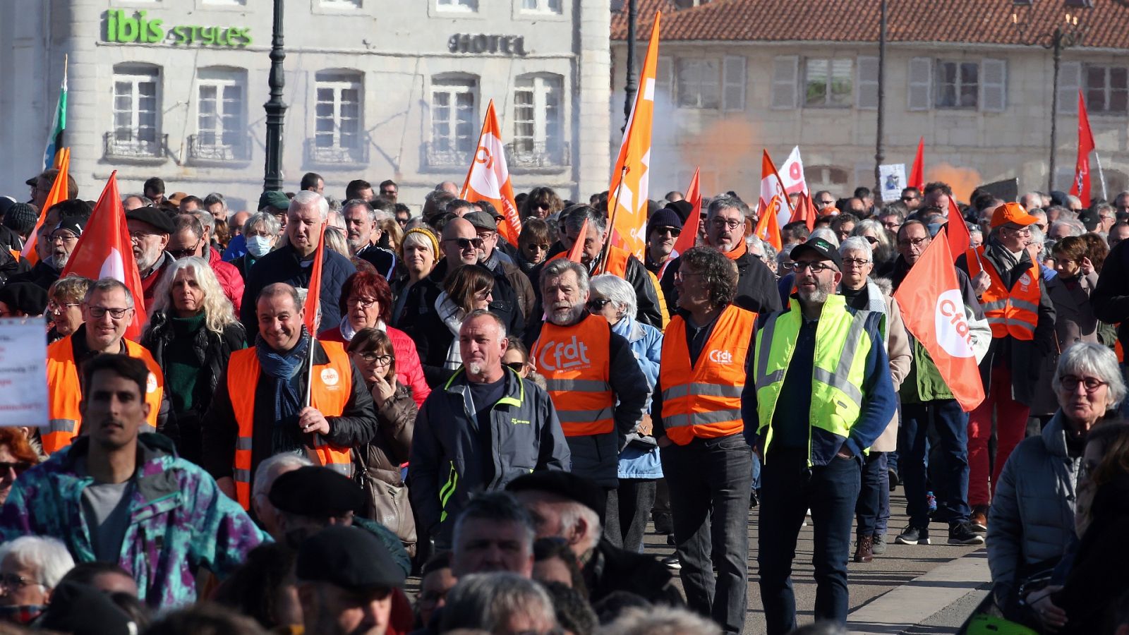 Manifestación contra la reforma de las pensiones este jueves, 16 de febrero, en Bayona, Francia. Foto: AP Photo/Bob Edme