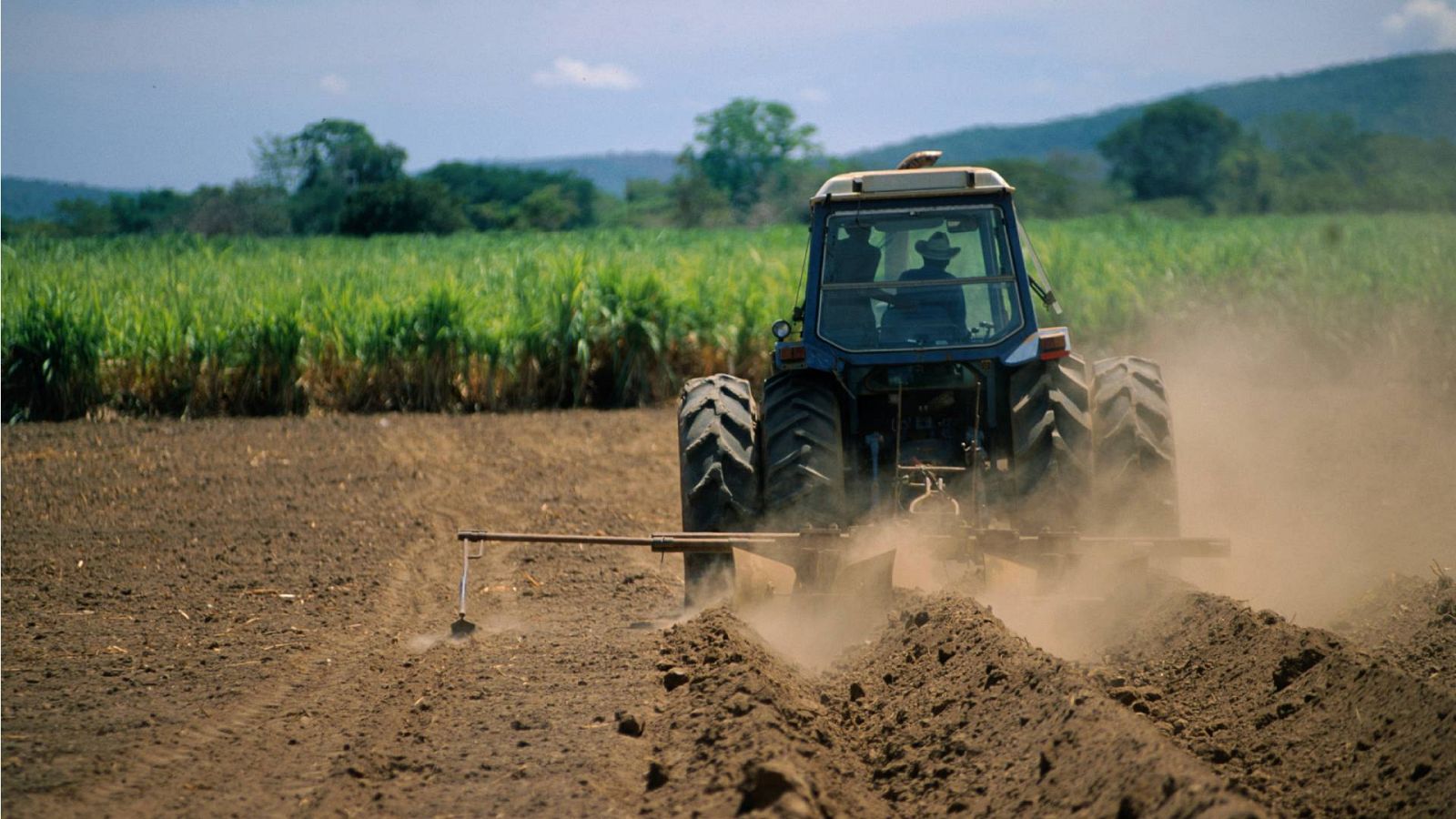 Un tractor rotura un campo de labranza