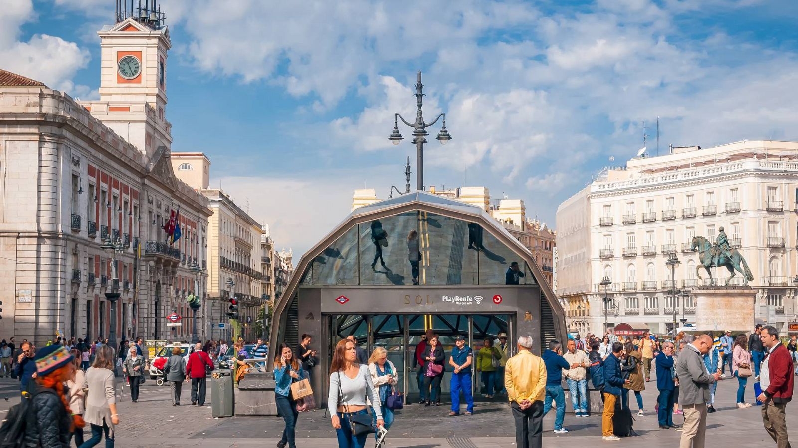 Día soleado a las puertas de la estación de tren de Sol, en la plaza Puerta del Sol de Madrid