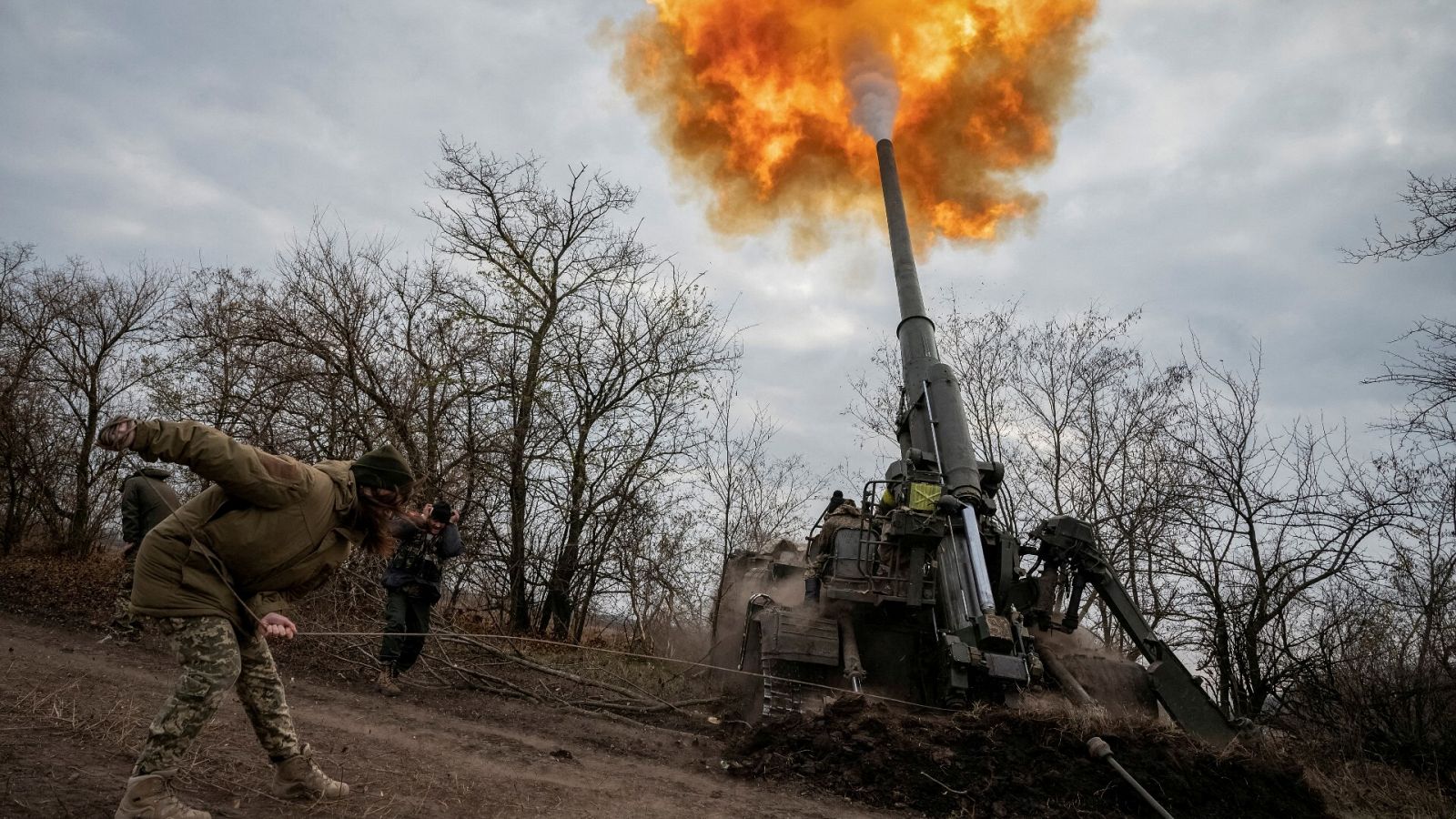 Una militar ucraniana dispara un arma en una línea de frente en la región de Jersón, en Ucrania