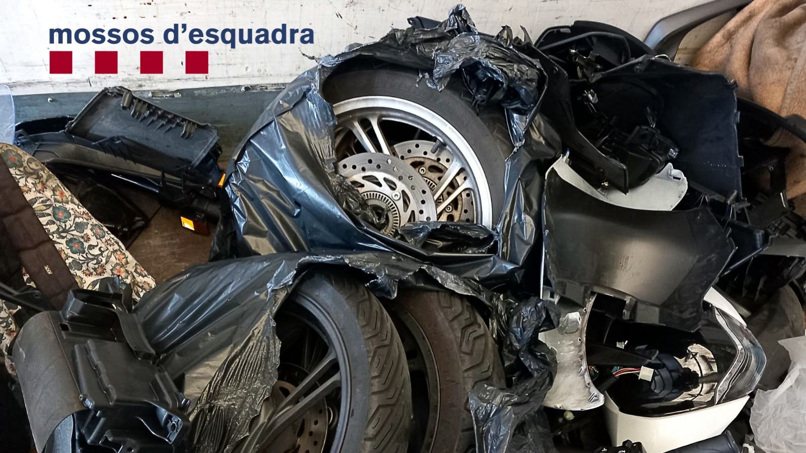 Rodes i peces de les motos desballestades a l'interior d'un contenidor a Pallejà | Mossos d'Esquadra