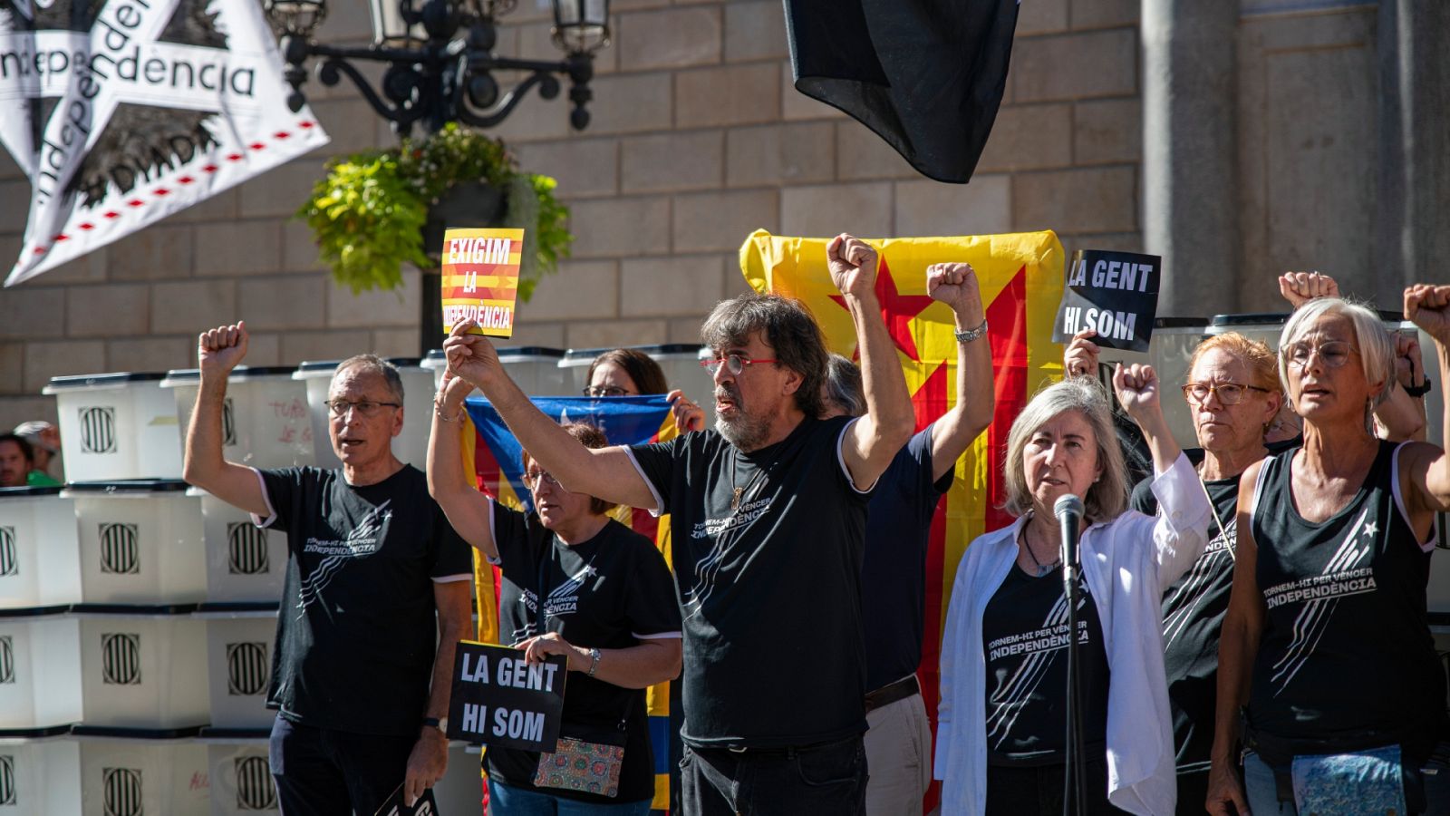 Miembros de la ANC protestan durante el aniversario del referédum ilegal de independencia, el 1 de octubre de 2022.