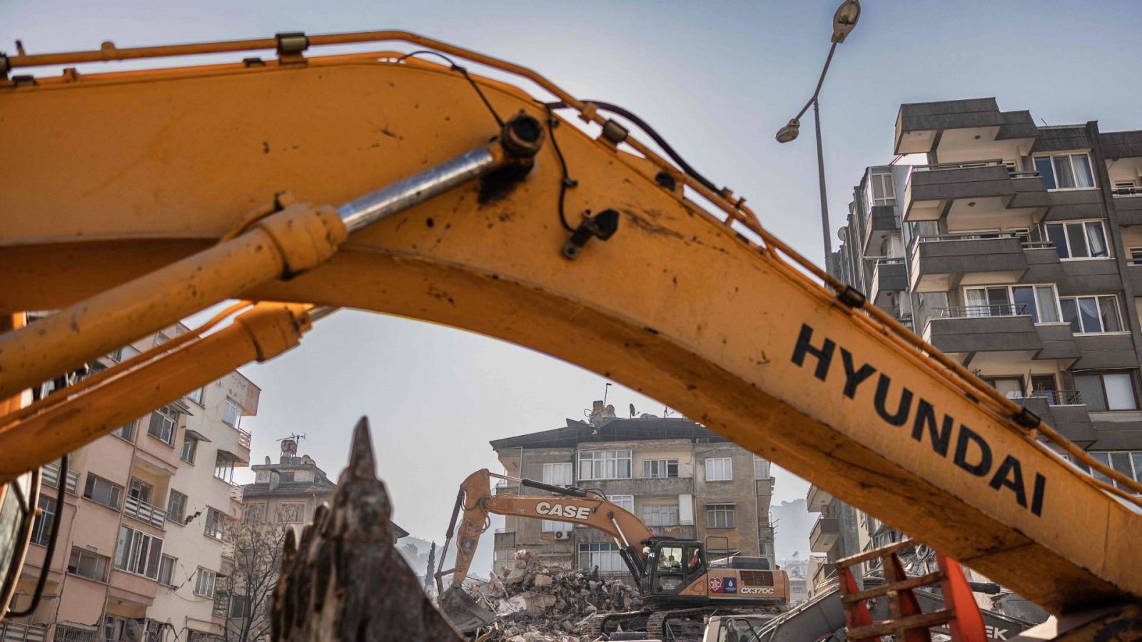 Imagen de un edificio derruido por el terremoto en Gaziantep, Turquía.