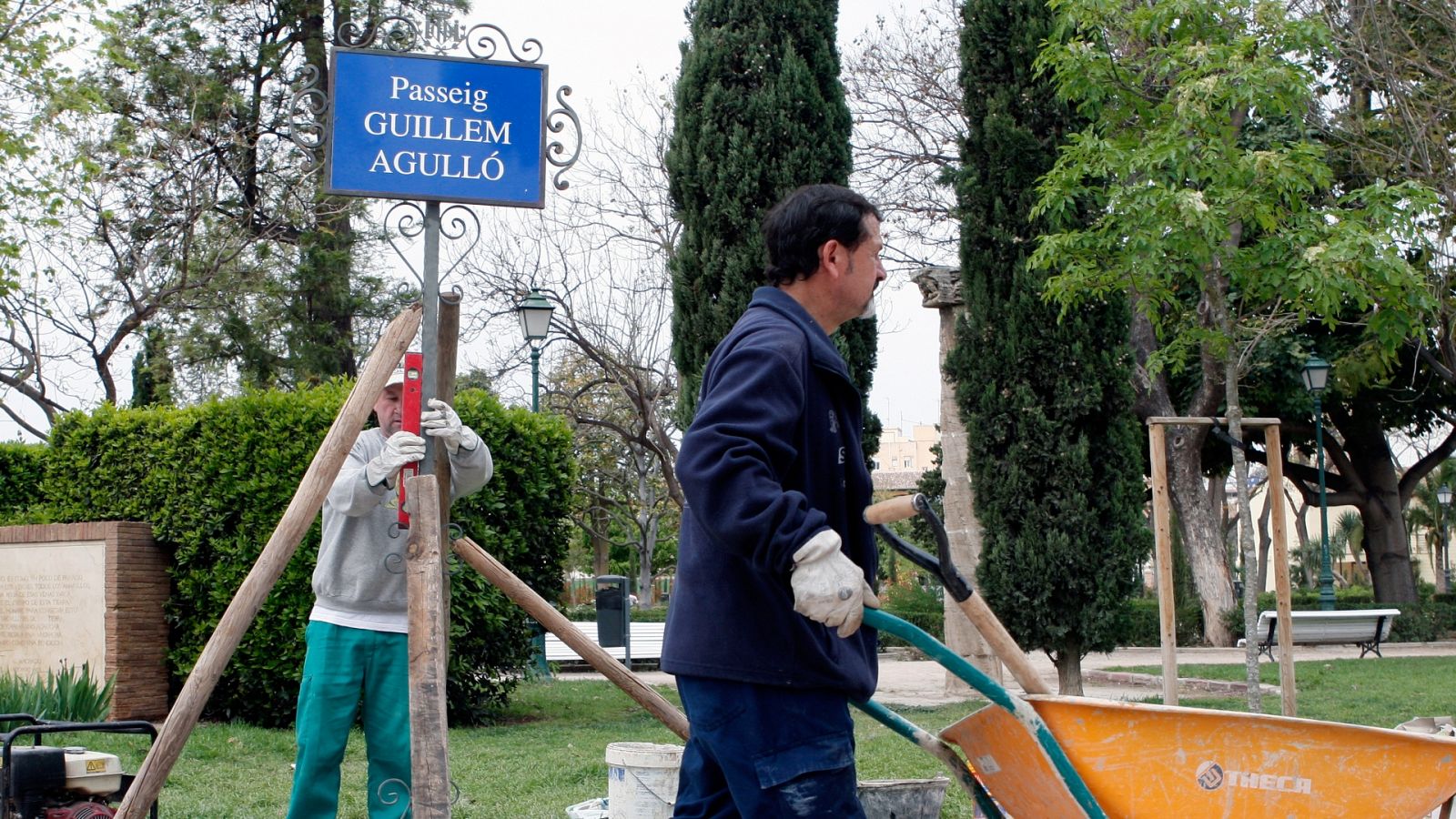 Imagen de archivo de la placa en honor al activista antifascista Guillem Agulló asesinado en 1993