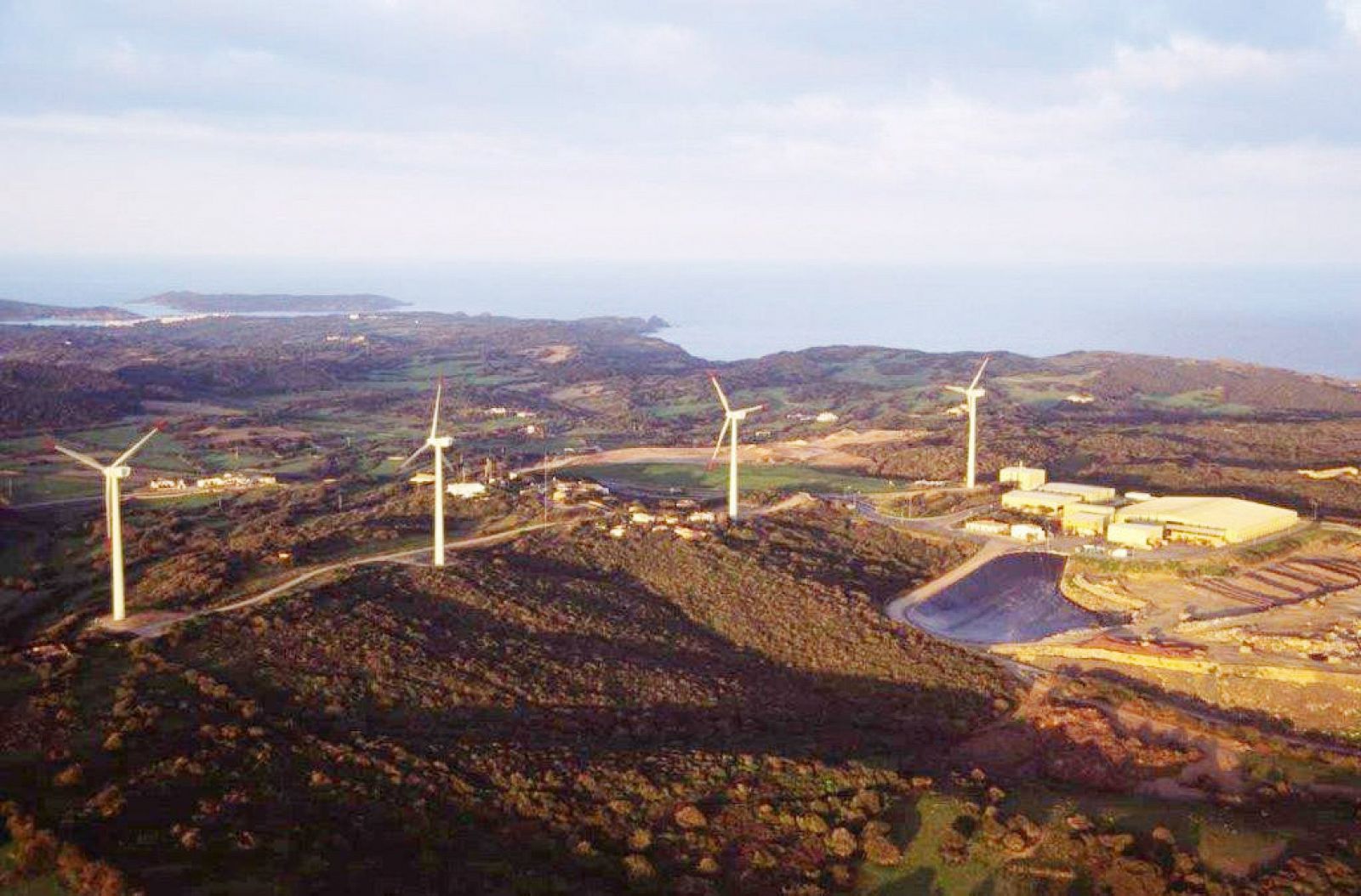 El projecte preveurà el desmantellament dels tres molins actuals per a la construcció del nou parc eòlic