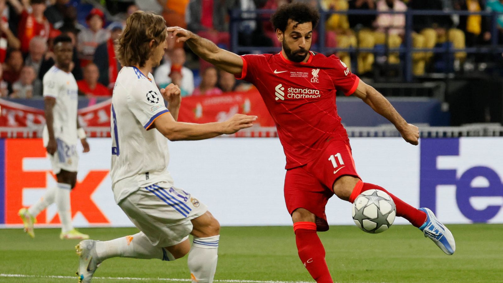 Modric (i) ante Salah en la final de Champions entre el Real Madrid y el Liverpool del año pasado