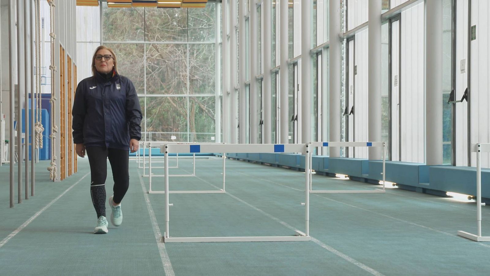 Patiño andando por una pista de atletismo